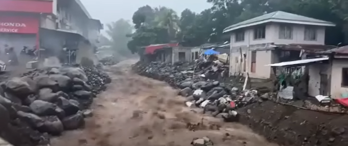Strong flow of Malaiba River in Canlaon, Negros Oriental due to extreme weather condition
